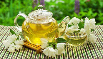 Вагітним можна пити зелений чай з жасмином, особливо вранці, коли мучить нудота