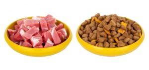 Третій варіант, а саме змішане харчування для кішок передбачає використання як сухих кормів і спеціальних консервів, так і додавання в раціон натуральних продуктів