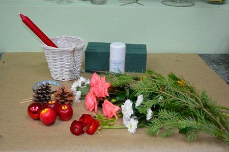 Для центральної квіткової композиції на новорічний або різдвяний стіл вам буде потрібно