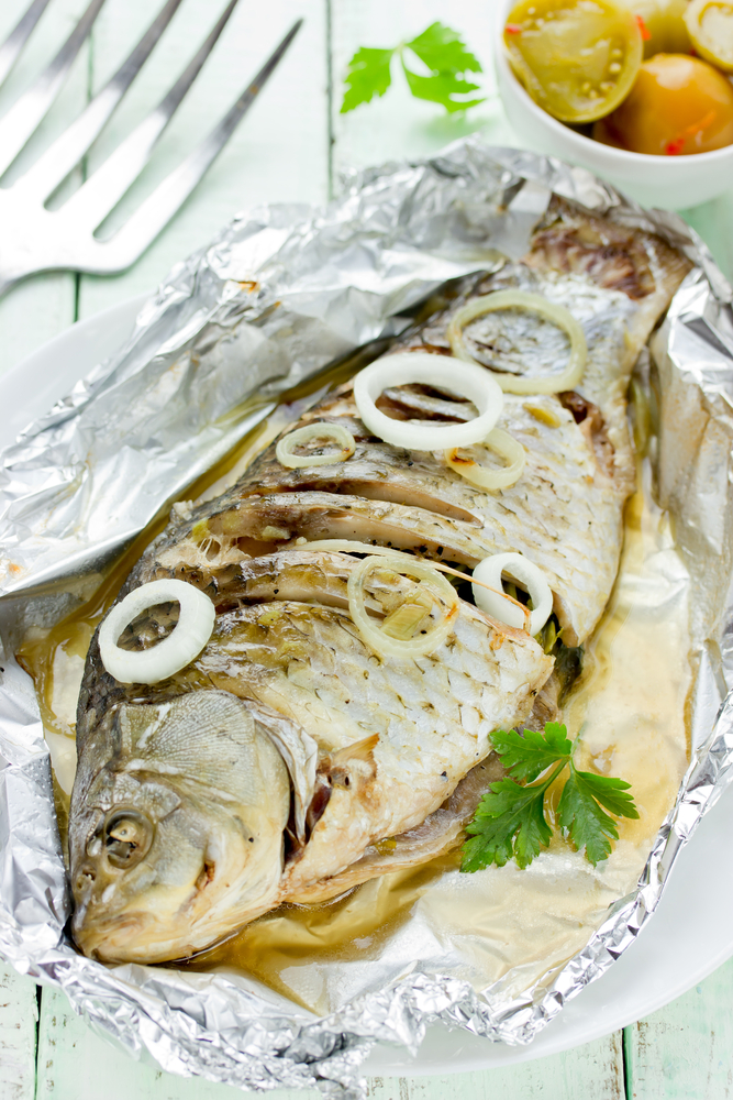 Рибу краще подати гарячої, з молодим відвареною картоплею, прикрасивши гілочками петрушки і кропу