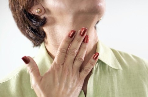 Якщо у хворого підвищена температура, болить горло і до того ж болить шия, то ясно, що шия, швидше за все, болить від ураження вірусом шийних лімфатичних залоз (при цьому вони збільшені і болісно реагують на дотики до них)