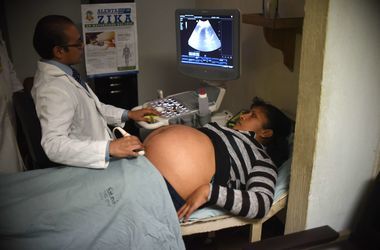 30 квітня 2016, 00:58 Переглядів:   Серед захворілих виявилися 65 вагітних жінок, фото AFP