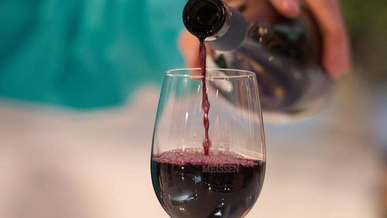 Але все ж червоне сухе вино містить більшу кількість корисних елементів, тому воно корисніше для організму