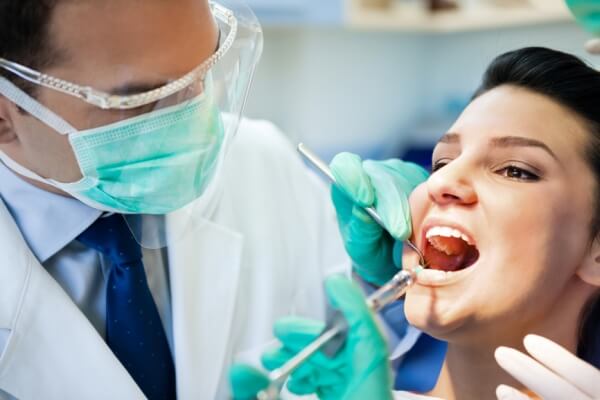 При лікуванні зубів або їх видаленні використовуються два основних способи знеболювання: