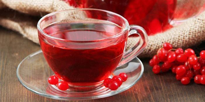 Додавати в чай ​​можна не тільки ягоди, а й кору з листям