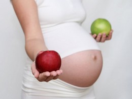 Питання про   користь фруктів   задає собі кожна майбутня мама