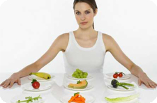 Обідні столи зазвичай рясніють свіжими фруктами і зеленню
