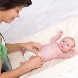 Вміст підгузників свого малюка ретельно вивчають практично всі молоді мами