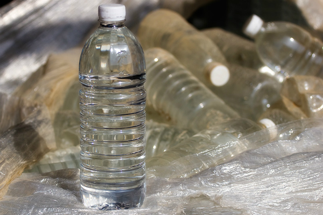 В ході нового дослідження вчені постаралися визначити, чи переходять шкідливі речовини, що відносяться до EDC, з пластикових упаковок в саму воду