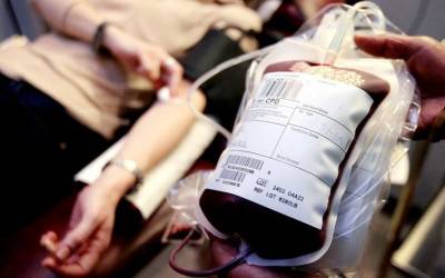 Серед людей, які отримували донорську кров, тканини і органи до 1992 р (за часів, коли ретельна перевірка на вірусоносійство не проводилася, і разових медичних інструментів не застосовувалося), інфікованих осіб - майже 70%