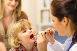 Через те, що хвороби носо-і ротоглотки у дитини сьогодні практично норма, дорослому необхідно вміти правильно оглянути носоглотку на предмет здоров'я