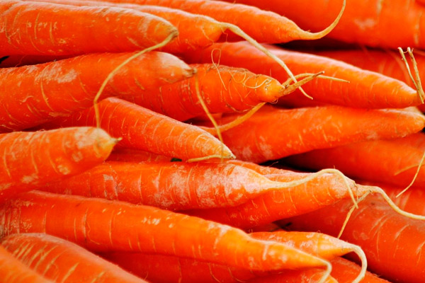 Тому морква мамі при лактації можна їсти, краще всього в свіжому вигляді або у вигляді соку