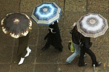 1 июня 2012, 9:07 Переглядів:   Охоронці ледь не забили чоловіка до смерті через воду з парасольки