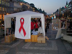Намет на Вацлавській площі (Фото: Яна Шустова)   - У Чехії відсоток ВІЛ-інфікованих поки не зростає