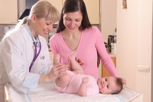 У перший раз невролог огляне новонародженого малюка в пологовому будинку, потім ще кілька разів протягом першого року під час планових оглядів фахівців