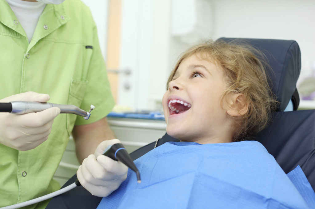 Більш того, дитячий стоматолог знає особливості роботи з дітьми