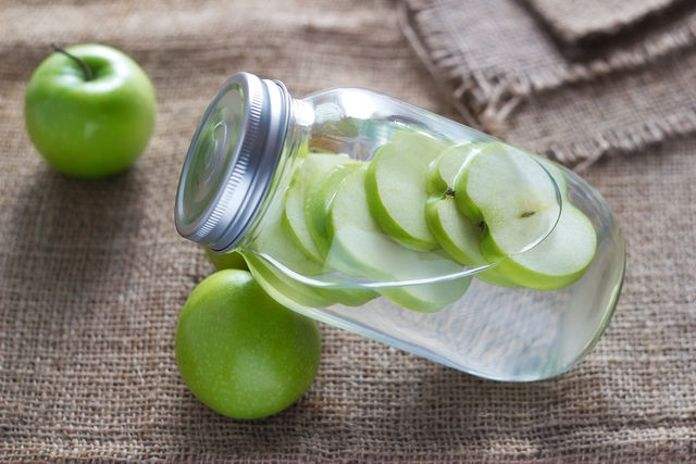 Смачна питна вода з яблуком теж допоможе позбутися від неугодних кілограмів, а заодно налагодить обмін речовин