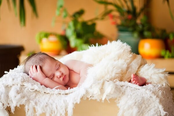 В оці у новонародженого малюка варто сльоза, мимоволі випливає з нього, навіть коли той спокійний