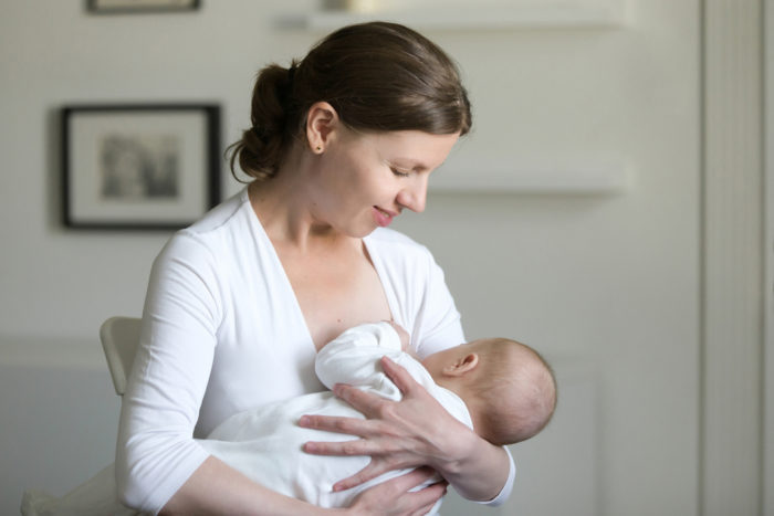 Немає в світі більш красивою картини, ніж мати, що тримає на руках новонароджену дитину