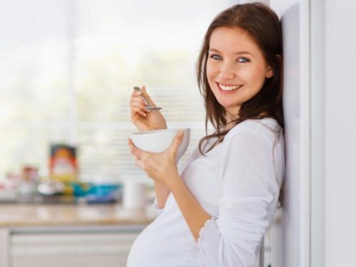 Чудові продукти, які сприяє нормалізації тиску при вагітності - селера в свіжому вигляді і суниця