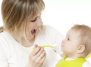 У перший рік життя у дитини проходить кілька етапів в годуванні