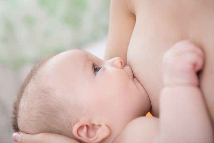 Коли немовля перебуває виключно на грудному вигодовуванні, то в такому випадку досить складно сказати точно, скільки повинен з'їдати новонароджений за одне годування