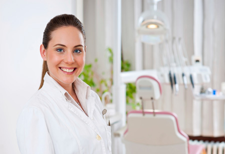 Вагітним жінкам дозволено лікування карієсу і хвороб пародонту, запальних процесів в яснах і зубах, видалення зубів (безопераційне), установка брекетів (якщо немає рухливості зубів)