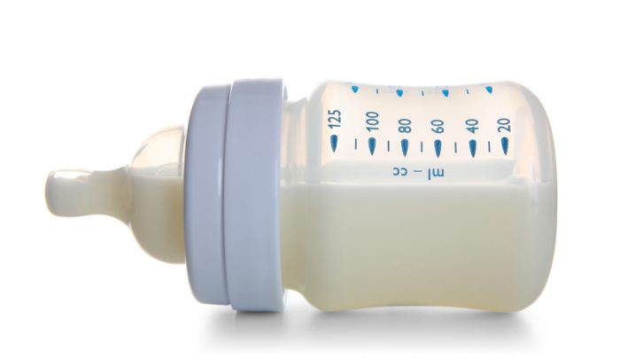 Змішане вигодовування - це харчування дитини грудним молоком (не менше 150-200 мл в день) в поєднанні з його штучними замінниками