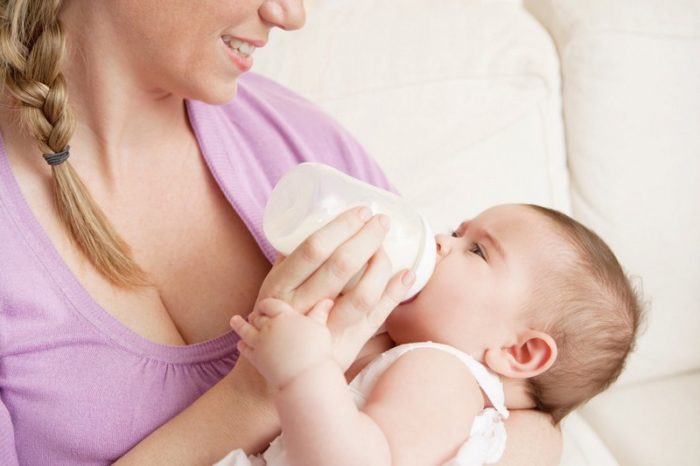 Хоча сучасні суміші та адаптовані під материнське молоко, повністю замінити його вони не можуть
