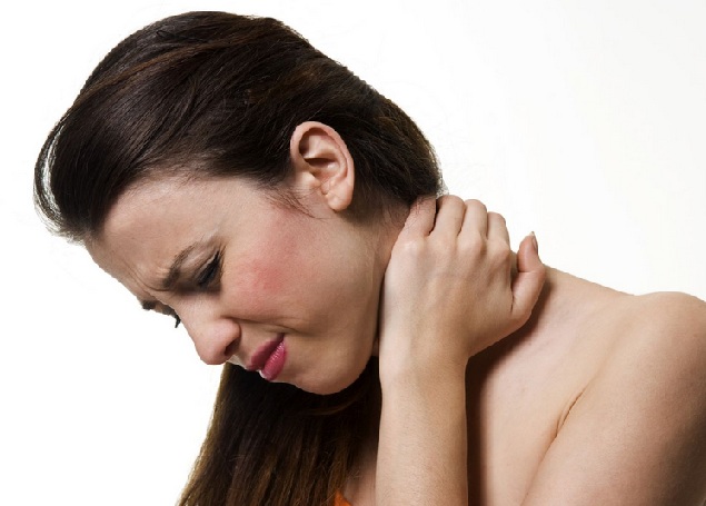 Якщо вже є різкий біль в шиї, ні в якому разі не треба 10 разів перевіряти за яких поворотах вона болить, а за яких не болить
