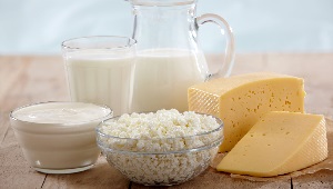 Найважливіша відмінність сиру від молока в тому, що білок, що міститься в сирі, знаходиться в кисле стані