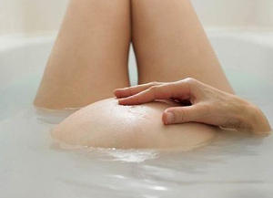 Прийом ванни сприяє зняттю напруги, позбавлення від негативних думок і переживань