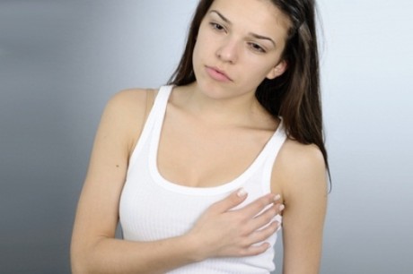 Ранні симптоми хвороби такі, з'являються зазвичай на одній грудній залозі: