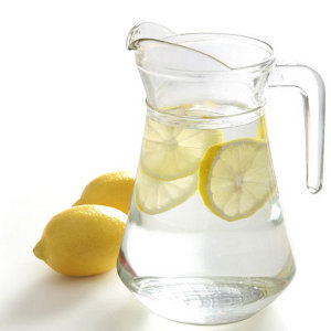 - Тепла вода з лимоном допомагає травленню, її атомарний складу схожий на слину і соляну кислоту шлункового соку