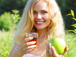 Яблучний сік містить натуральний фруктовий цукор і органічні кислоти в таких кількостях, що при вживанні соку з яблук організм ефективно і швидко відновлюється після важкої фізичної роботи