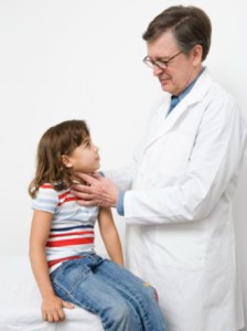 Перш ніж почати статтю, хочу звернути вашу увагу на те, що лікування ларингіту у дітей народними засобами повинно відбуватися з дозволу вашого лікаря