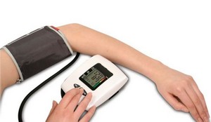 При вимірюванні тонометром верхнє число - показник систолічного тиску вказує на створюваний тиск при стисканні серця в момент виштовхування крові в судини