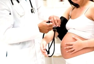 Так як кров починає набагато повільніше циркулювати по матково-плацентарному колі, це може спровокувати   внутрішньоутробну гіпоксію плода   або затримку розвитку дитини