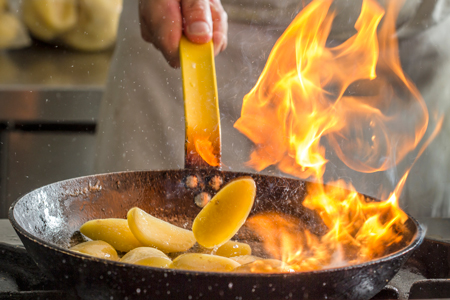 Суть методу полягає в короткочасному випалюванні відкритим вогнем вже готового блюда