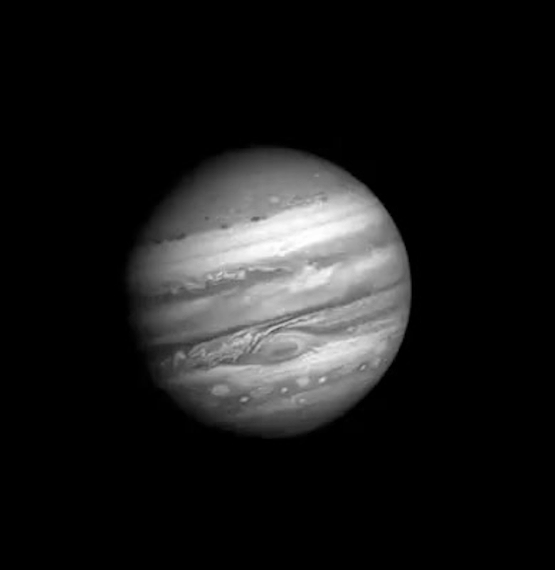 Юпітер обертається навколо своєї осі дуже швидко, виконуючи свій повний оборот за десять годин