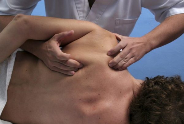 Чому болить плече при русі руки назад і що можна зробити для усунення симптоматики