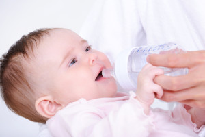 Фахівці до цих пір сперечаються, чи можна використовувати воду при порушеннях травної системи малюка, а також при високій температурі