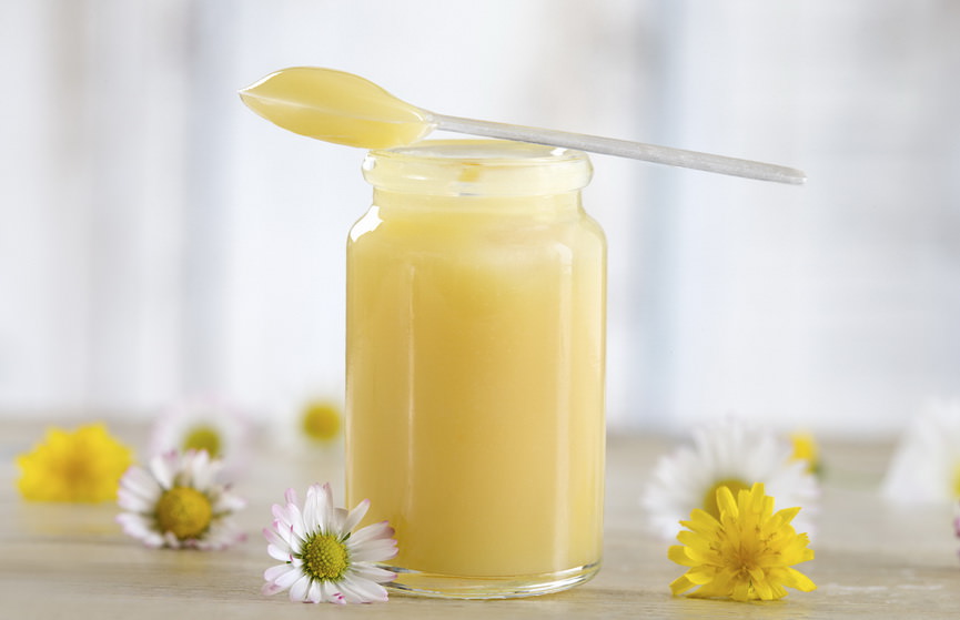 Недарма «королівське желе» (так ще називають бджолине маточне молочко) зарекомендувало себе не тільки, як хороший препарат для внутрішнього застосування, а й як унікальна складова продуктів косметології