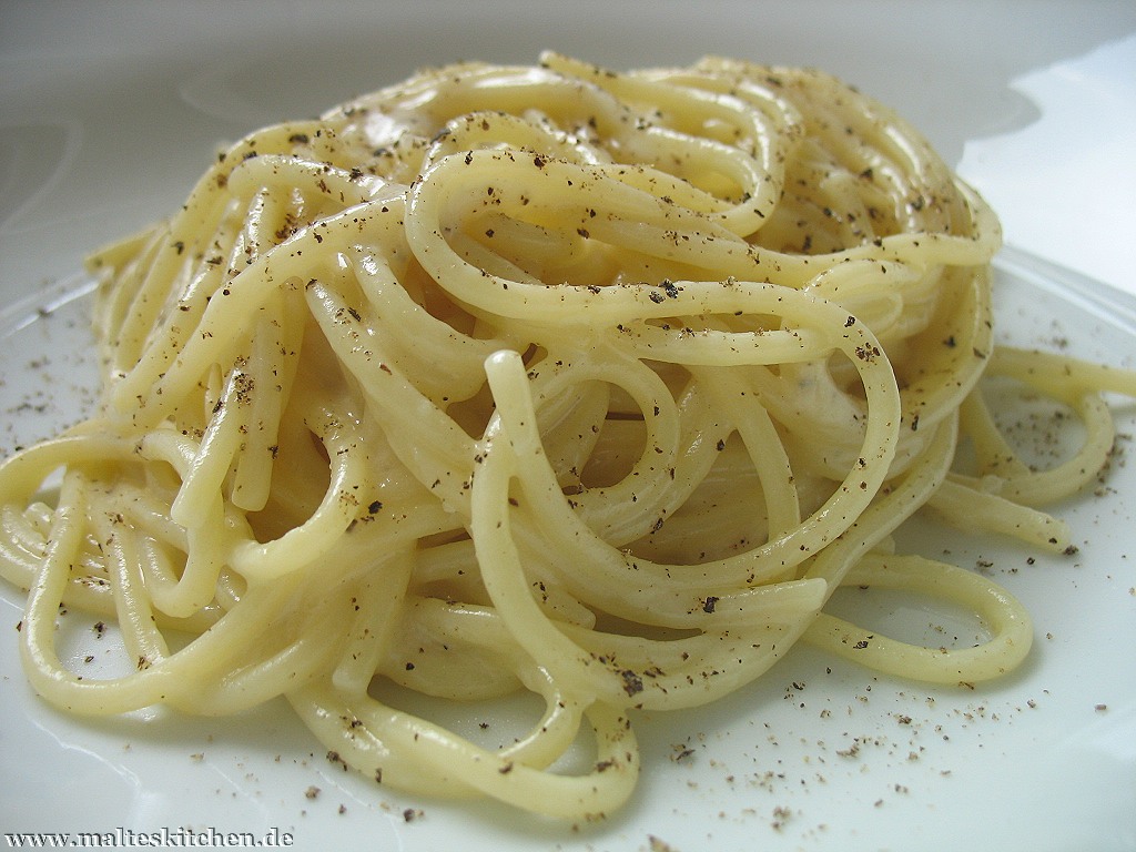Раньше, когда я еще жил с орехами, регулярно подавали две пасты: спагетти болоньезе или лазанью (готово, из глубокой заморозки)