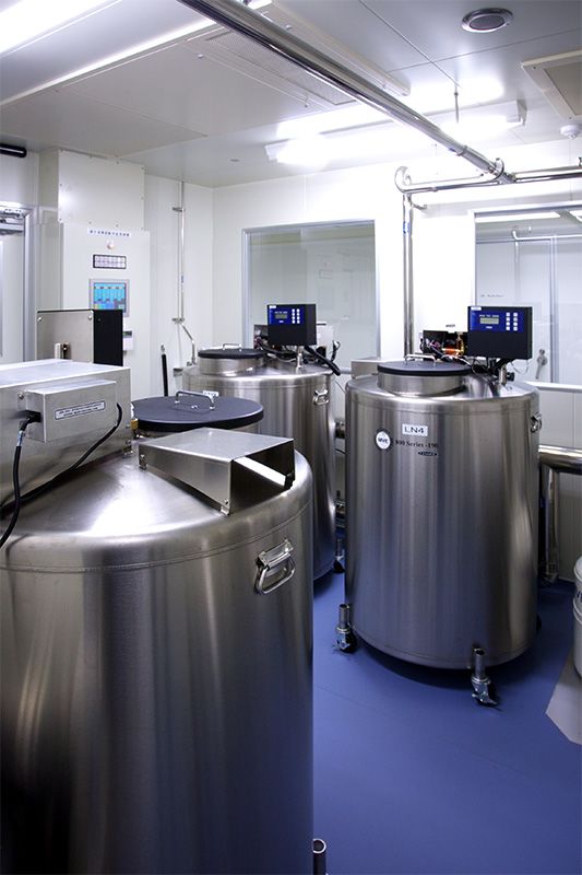 Ємності для зберігання запасу iPS-клітин в науково-виробничому відділі (FiT) Центру досліджень iPS-клітин Кіотського університету (фотографія надана Центром)
