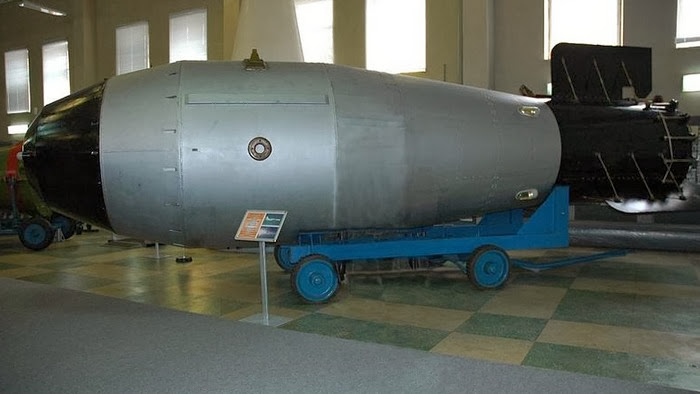 Микита Хрущов пожартував, що спочатку передбачалося підірвати 100-мегатонну бомбу, але заряд зменшили, щоб не побити всі стекла в Москві