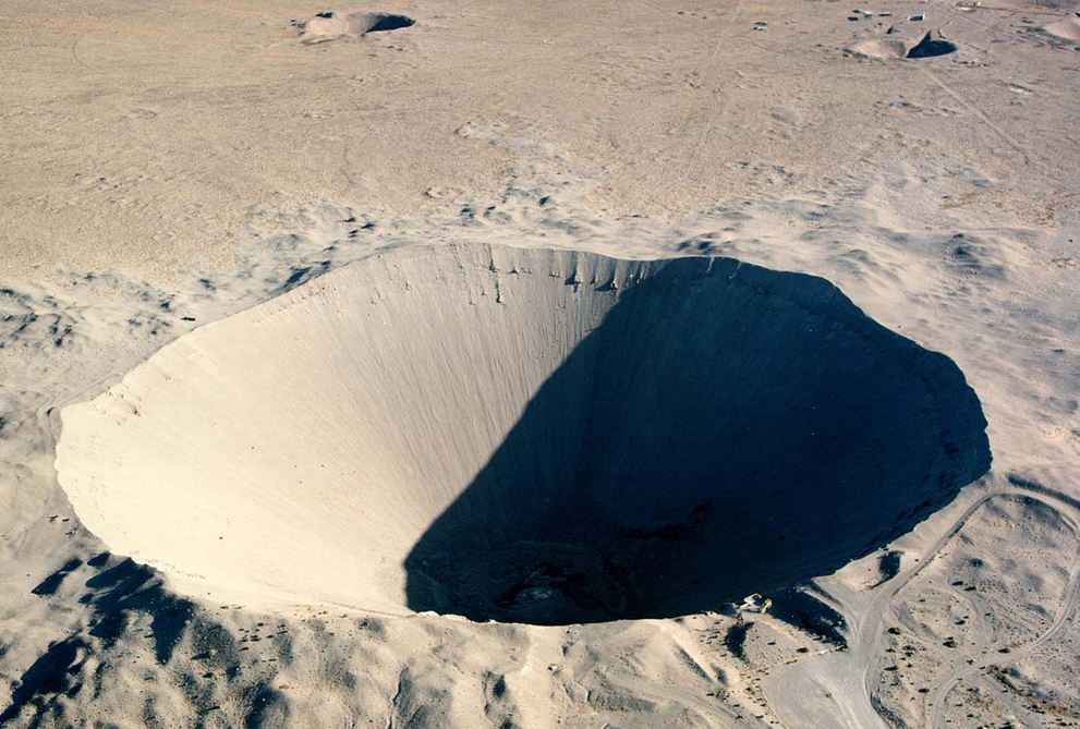 Кратер був сформований, коли в 100 кілотонн вибухової хвилі були підірвані під 635 футів пустелі 6 липня 1962 року народження, витіснивши 12 мільйонів тонн землі