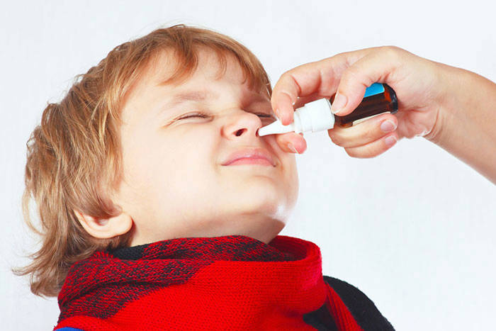 Лікар призначає судинозвужувальні краплі в ніс, промивання, препарати від алергії, при високій температурі - жарознижуючі засоби