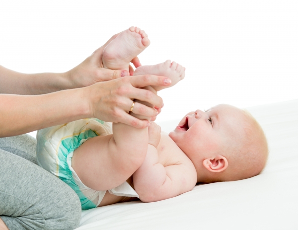 Запідозрити дисплазію кульшових суглобів у малюка може уважна мама, але діагноз має поставити тільки лікар-ортопед