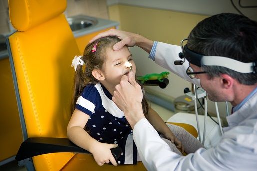 Гострий середній отит (катаральний отит) у дітей викликається бактеріями або вірусами, які потрапили в порожнину середнього вуха по слуховий, або євстахієвої, трубі з носоглотки